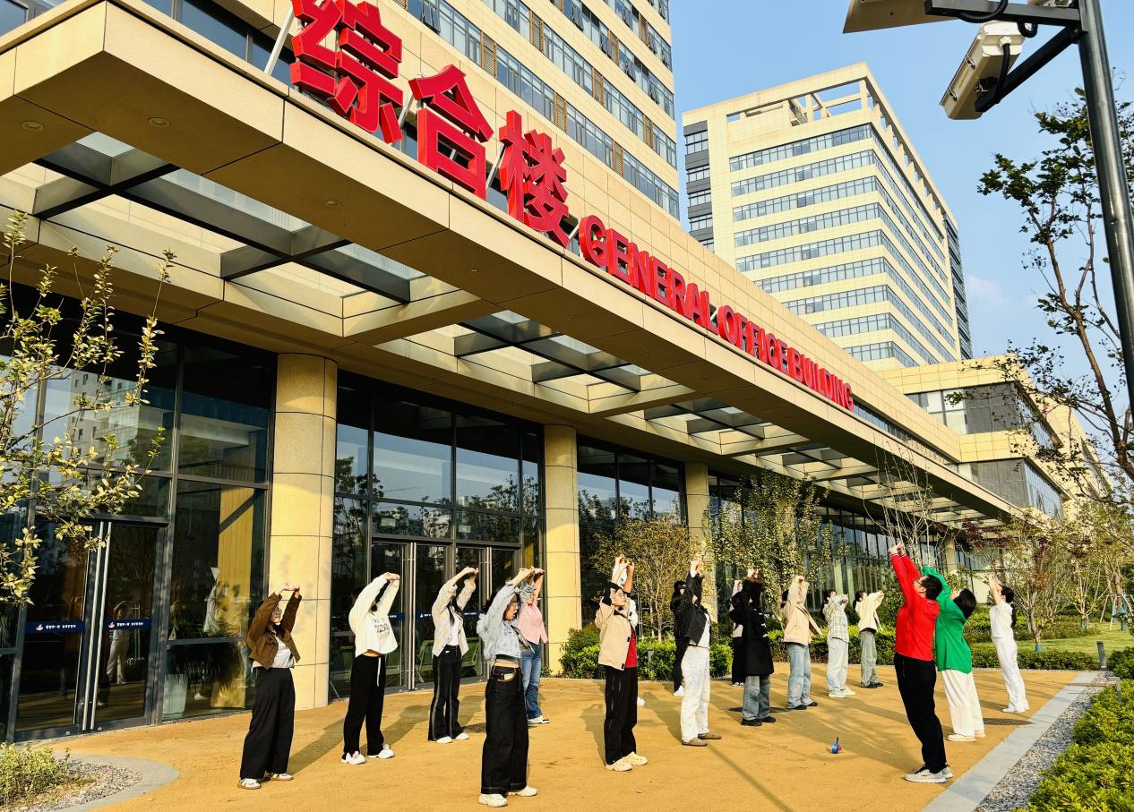 指导在院驻点班学生八段锦习练